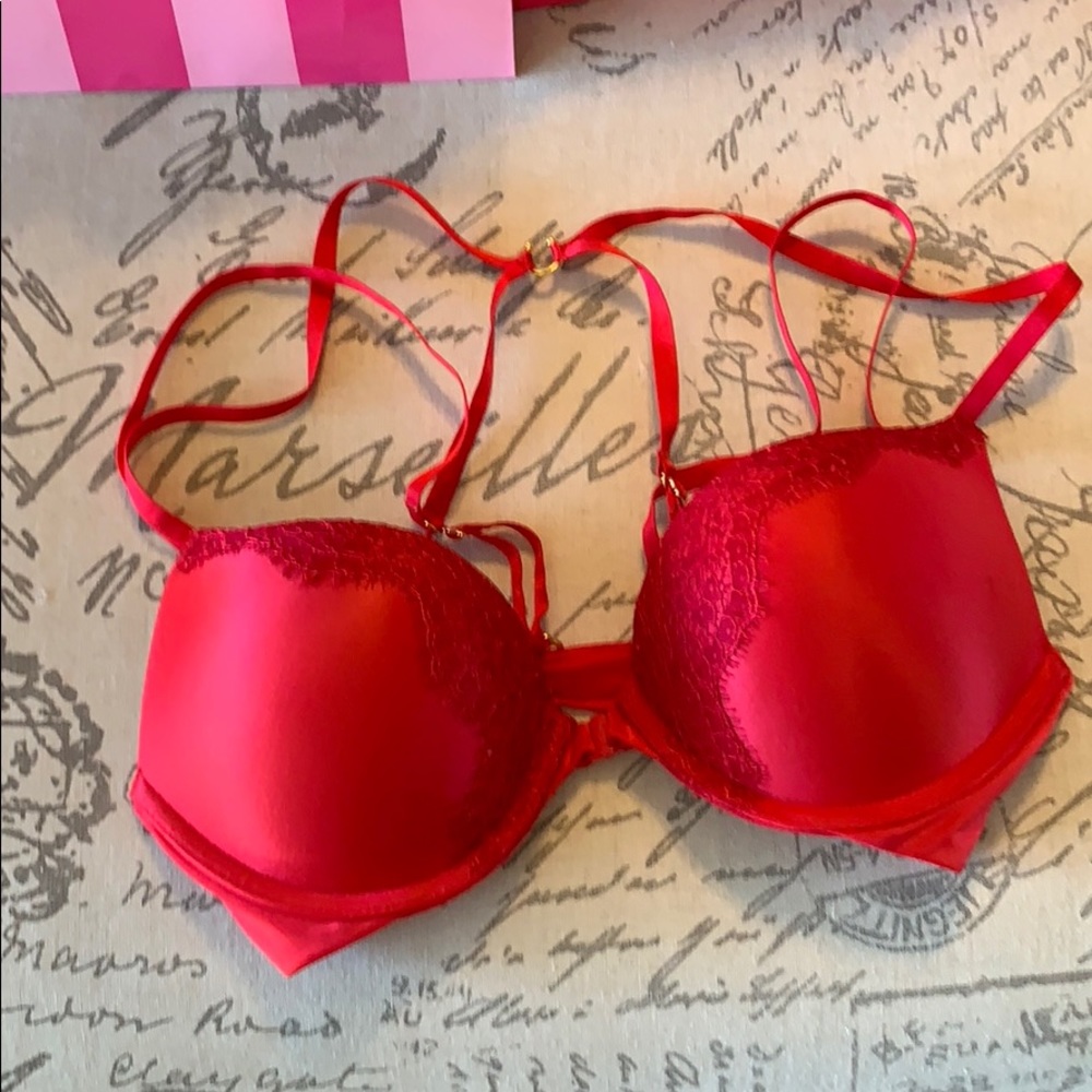 Victoria’s Secret super sexy plunge 32B bra